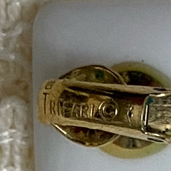 White Lucite TRIFARI Clip VTG earrings Square Simple GrannyCore Costume Signed - Picture 6 of 7